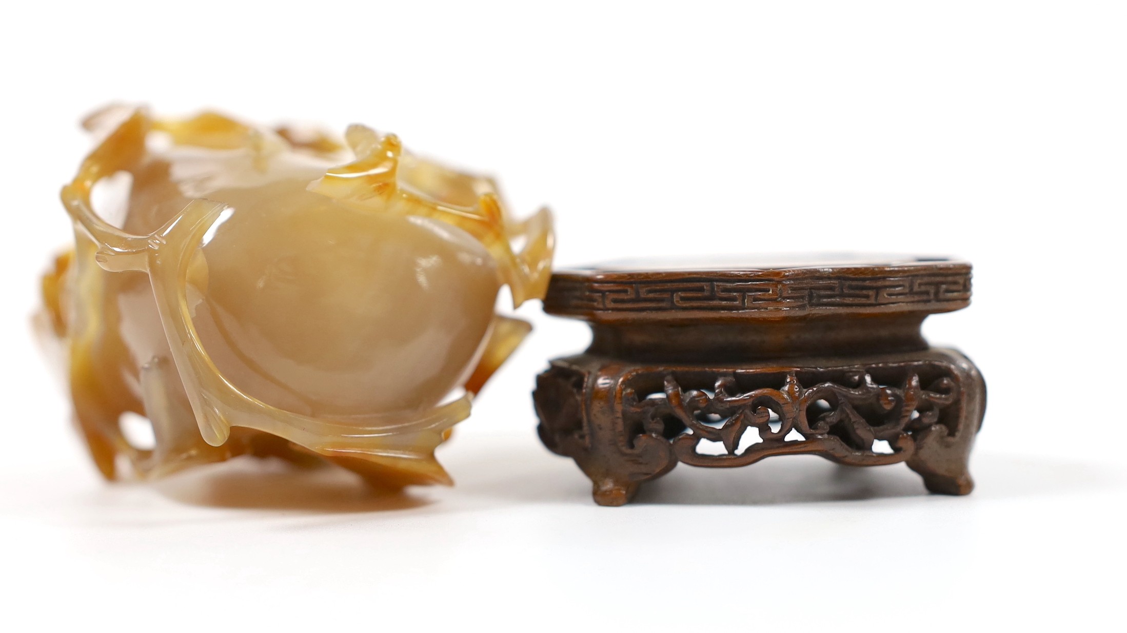 An early 20th century agate 'crab and weed' water pot, wood stand, total height 10cm